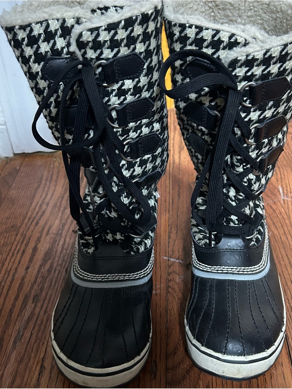 Sorel Black and Cream Houndstooth Lace-Up Boots size 8